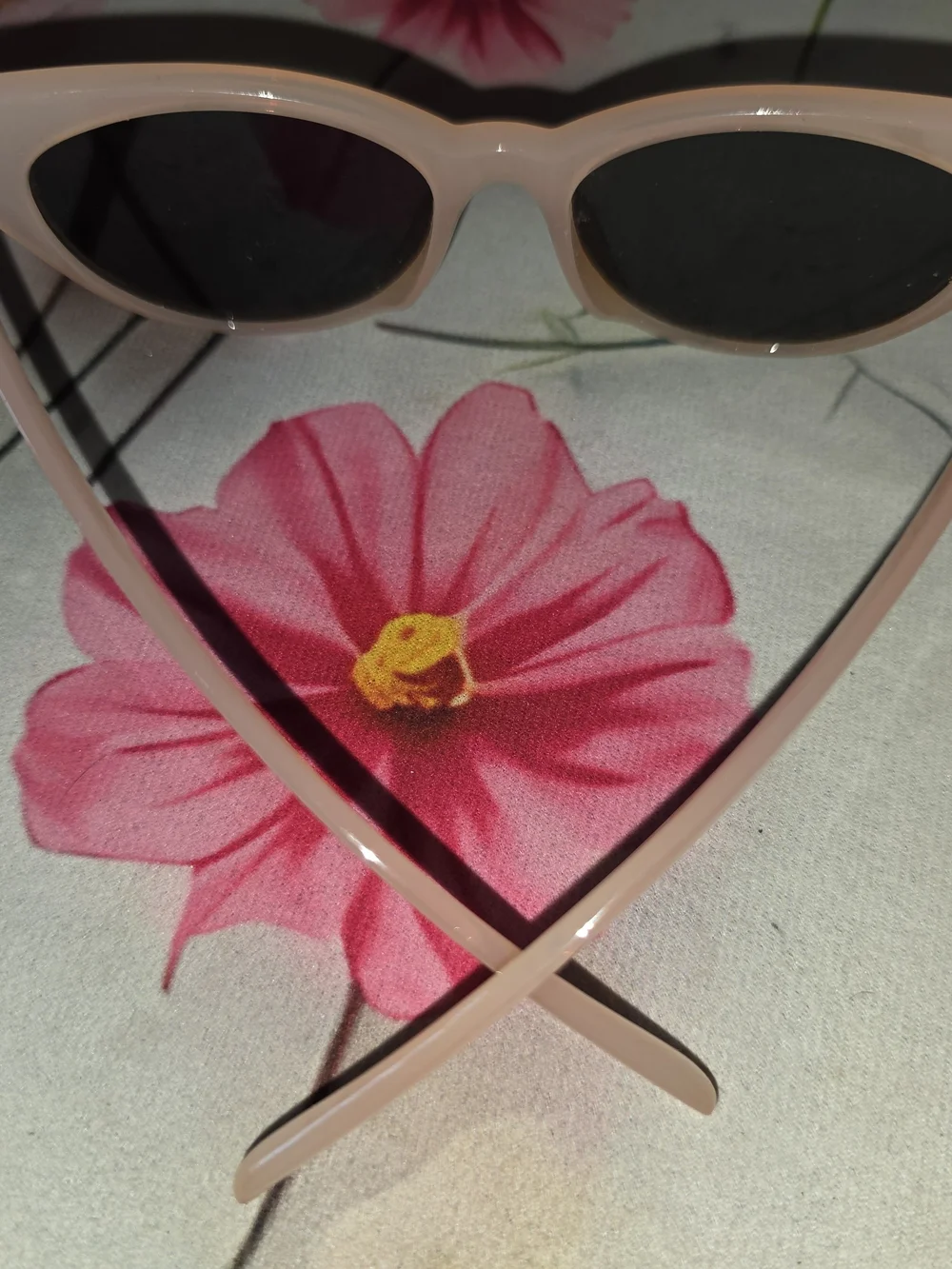 Pink Women's Fashion Sunglasses - Stylish Cat-Eye Shades